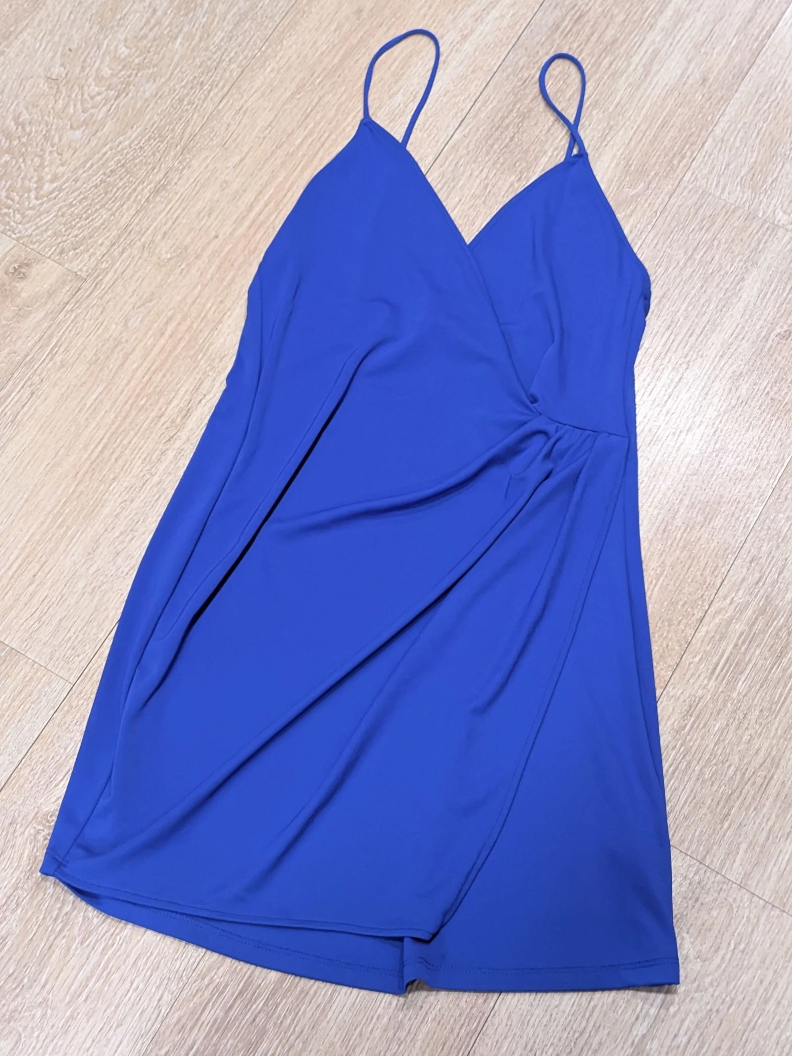 Vestido corto azul cobalto con escote cruzado y tirantes finos talla L de Pull&Bear